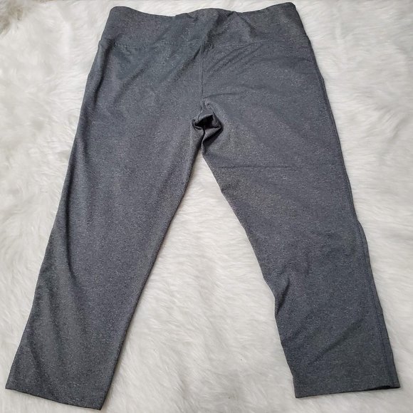 REEBOK Gray & Black Workout Capri Leggings Bundle, L - Picture 9 of 9